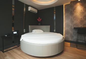 Motel Kalahari allows 18 year olds to book a room