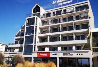 The Originals Boutique, H  tel Neptune, Berck-sur-Mer (Inter-Hotel) has Balcony rooms