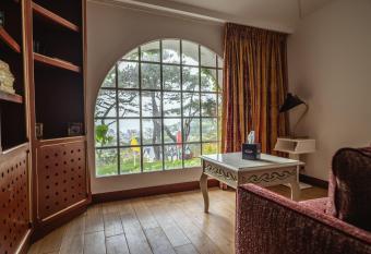 Domaine Saint Clair - Le Donjon has rooms with a private hot tub