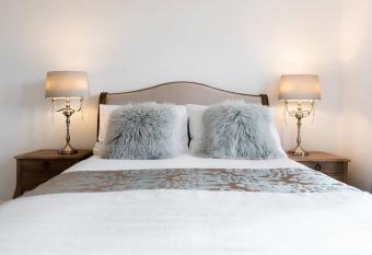 The Bluebird - Luxury Apartment has Balcony rooms