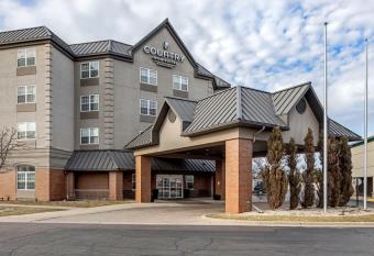 Country Inn & Suites, Elk Grove Village/Itasca has rooms with a private hot tub