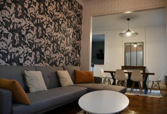 Maison bourgeoise Haussmannienne - G  tes de France has Balcony rooms