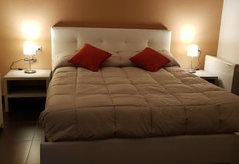 RAJA ROOMS has rooms with a private hot tub