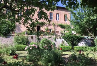 la grange aux oiseaux allows 18 year olds to book a room