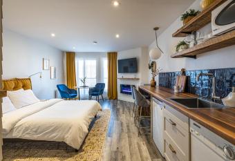 Tremblant Studio Vintage by My Tremblant Location has Balcony rooms