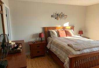 Dragonfly Inn has rooms with a private hot tub