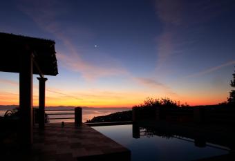 Red Rose has Balcony rooms