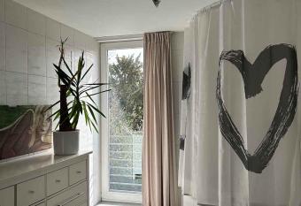 House Susanne has rooms with a private hot tub