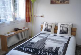 Le Yanis allows 18 year olds to book a room