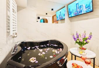 GORSKI RESORT Lux Apartments Jacuzzi & Sauna has rooms with a private hot tub