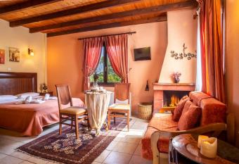 Villa Anthemia has rooms with a private hot tub