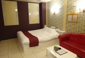 HOTEL Rplus Higashimatsuyama allows 18 year olds to book a room