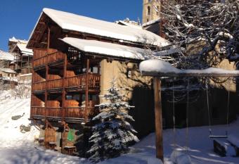 Les Chalets du Villard has Balcony rooms