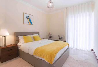 Heart of Ocean Dulpex Estoril has rooms with a private hot tub