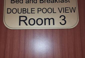 Ouklip Place Hotels has rooms with a private hot tub