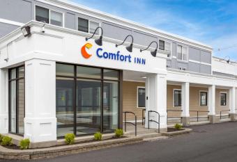Comfort Inn Hyannis - Cape Cod has Balcony rooms