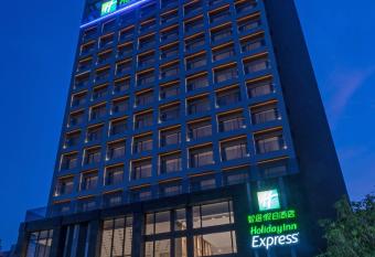 Holiday Inn Express Chiayi, an IHG Hotel has Balcony rooms