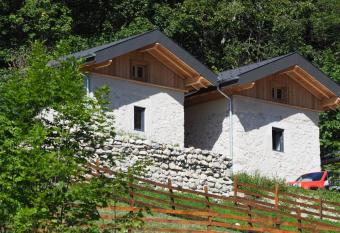 Les Maisons de la Glappaz has Balcony rooms