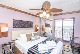 Beacher's Lodge has Balcony rooms