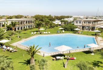 Porto Romano - The Marina Resort allows 18 year olds to book a room