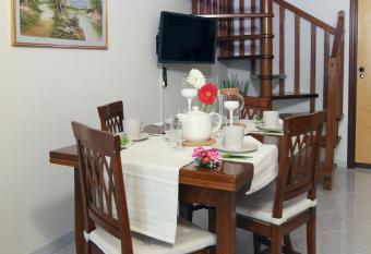 LA DIMORA DI MINERVA allows 18 year olds to book a room