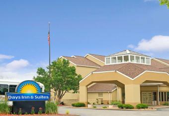 Days Inn & Suites by Wyndham St. Louis/Westport Plaza has Balcony rooms