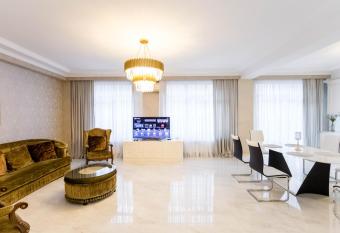 The Grand Apartment has Balcony rooms