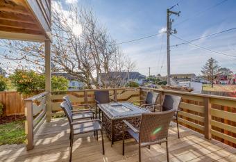 Pacific City Beach House has Balcony rooms