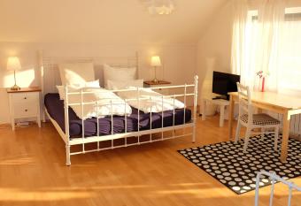 VILLA ORCHARD Frankfurt allows 18 year olds to book a room