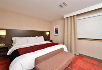 Radisson Hotel Madison has rooms with a private hot tub