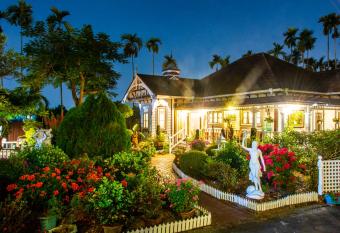 Victoria Manor has Balcony rooms
