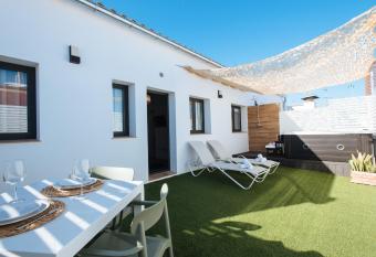 Lola de Triana Apartments has rooms with a private hot tub
