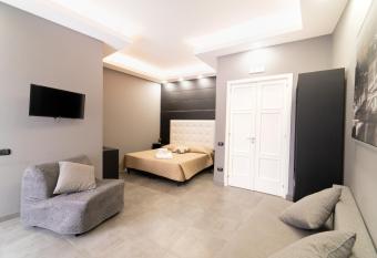 Royal House Napoli Centro, by ClaPa Group has rooms with a private hot tub