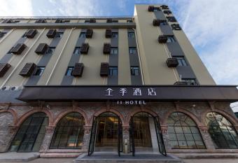 JI Hotel (Shanghai New International Expo Center) allows 18 year olds to book a room