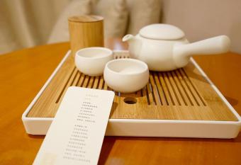 JI Hotel (Shanghai New International Expo Center Chenchun Road) allows 18 year olds to book a room