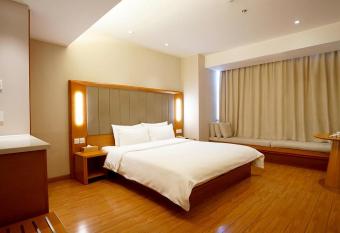 JI Hotel (Shanghai People s Square) allows 18 year olds to book a room