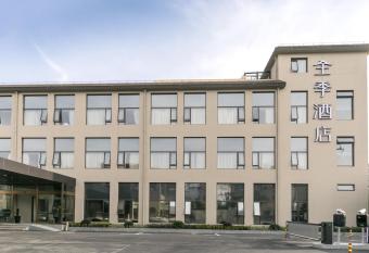 JI Hotel (Shanghai Hongqiao Wanyuan Road) allows 18 year olds to book a room