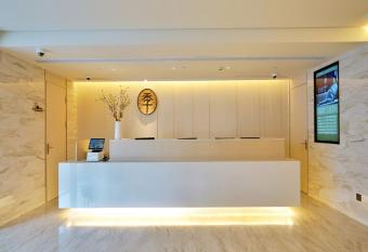 Ji Hotel (Shanghai Lianhua South Road) allows 18 year olds to book a room