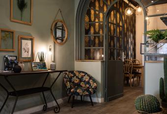 Boutique H  tel Azur allows 18 year olds to book a room