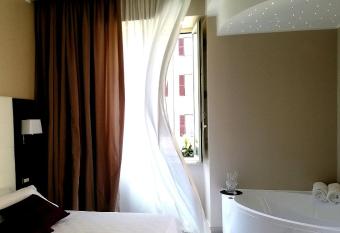Roman Holidays Boutique has rooms with a private hot tub