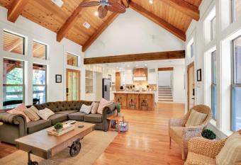 Life is Gruene on the Guadalupe River; Near Historic Gruene! has Balcony rooms