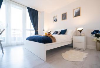 Modern Apartment- Birmingham- Broad Street & Brindley Place- 10 min walk from Bullring, 02 Arena, New Street Station & Grand Central has Balcony rooms