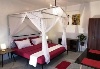 Lonos Circle Private Garden has Smoking/Balcony rooms