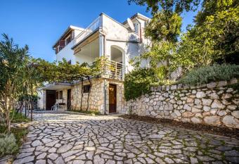 5 bedrooms villa at Klenovica 500 m away from the beach with sea view furnished terrace and wifi has Balcony rooms