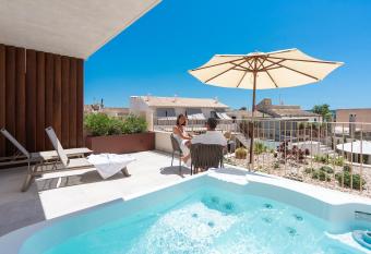 Ynaira hotel & Spa has rooms with a private hot tub