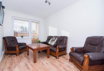 Apartm  n Slezsk   allows 18 year olds to book a room