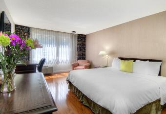 County Inn has rooms with a private hot tub