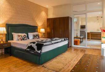 Hampstead Residences Pinewood Kasauli has Balcony rooms