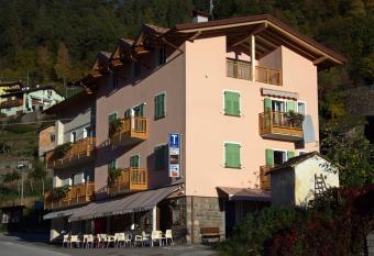 B&B SEGONZANO has Balcony rooms