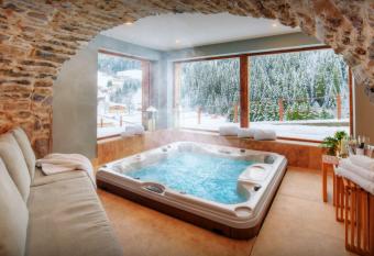 Chalet Goville - OVO Network has rooms with a private hot tub